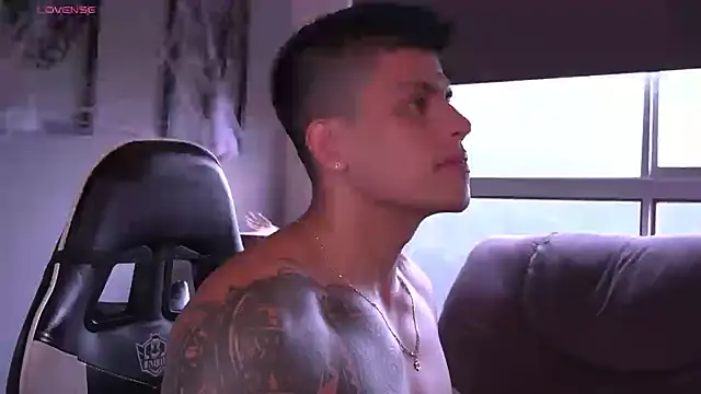 Snapshot of tyler_muscle1 chatting on 10-22-25, 05:56 tyler muscle1 online show from 10-22-25, 05:56