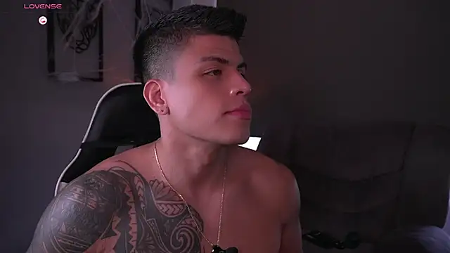 Snapshot of tyler_muscle1 chatting on 10-24-25, 02:02 tyler muscle1 online show from 10-24-25, 02:02