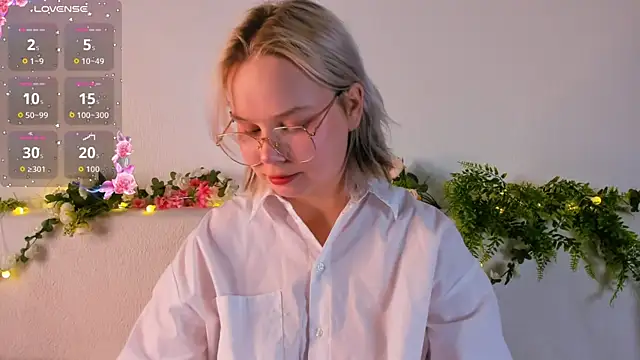 Snapshot of girlllsooft chatting on 10-03-25, 05:32 girlllsooft online show from 10-03-25, 05:32