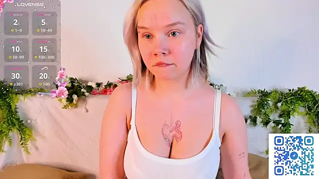 Snapshot of girlllsooft chatting on 10-04-25, 05:00 girlllsooft online show from 10-04-25, 05:00