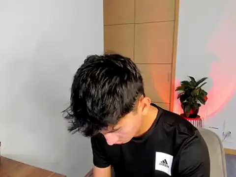 Snapshot of sweettaaron01 chatting on 09-17-25, 05:03 sweettaaron01 online show from 09-17-25, 05:03