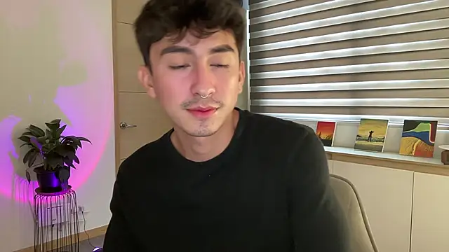 Snapshot of sweettaaron01 chatting on 10-08-25, 06:27 sweettaaron01 online show from 10-08-25, 06:27