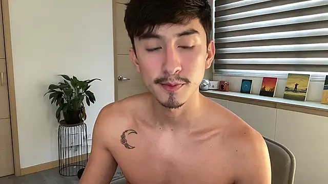 Snapshot of sweettaaron01 chatting on 10-22-25, 05:34 sweettaaron01 online show from 10-22-25, 05:34