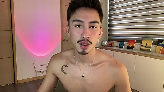 Snapshot of sweettaaron01 chatting on 11-17-25, 05:19 sweettaaron01 online show from 11-17-25, 05:19