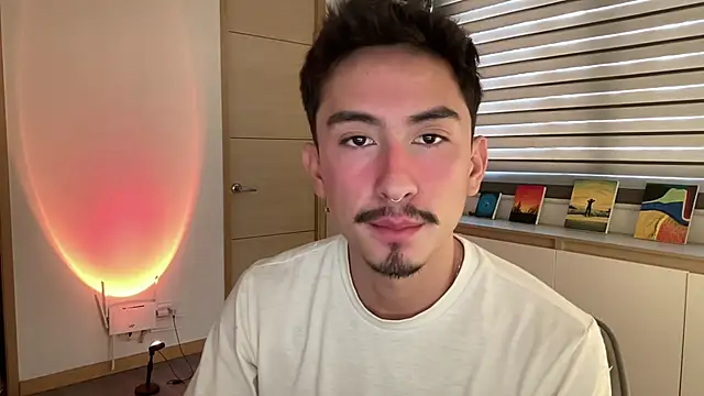 Snapshot of sweettaaron01 chatting on 11-18-25, 05:17 sweettaaron01 online show from 11-18-25, 05:17