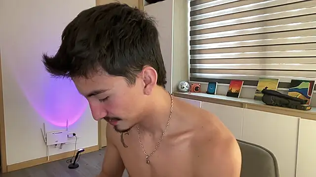 Snapshot of sweettaaron01 chatting on 11-24-25, 05:34 sweettaaron01 online show from 11-24-25, 05:34