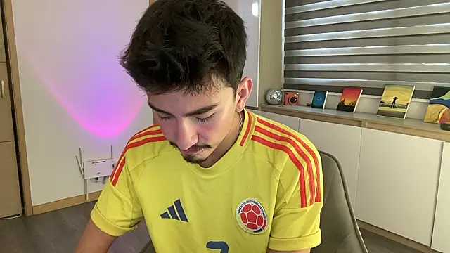 Snapshot of sweettaaron01 chatting on 11-25-25, 06:08 sweettaaron01 online show from 11-25-25, 06:08