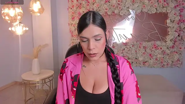 Snapshot of SarahYates chatting on 05-17-26, 11:12 SarahYates online show from 05-17-26, 11:12