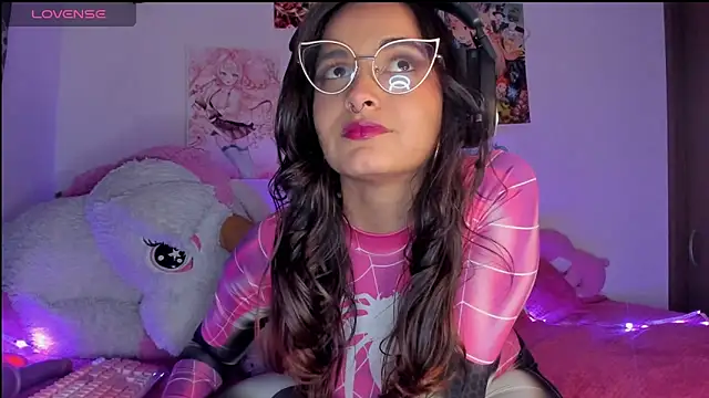 Snapshot of Maki_sins chatting on 10-16-25, 06:03 Maki sins online show from 10-16-25, 06:03