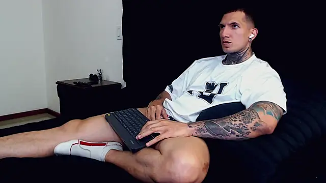 Snapshot of Shane_Clay chatting on 10-06-25, 09:23 Shane Clay online show from 10-06-25, 09:23