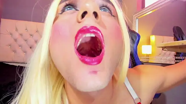 Snapshot of MiaMalkoba chatting on 12-04-25, 01:09 MiaMalkoba online show from 12-04-25, 01:09