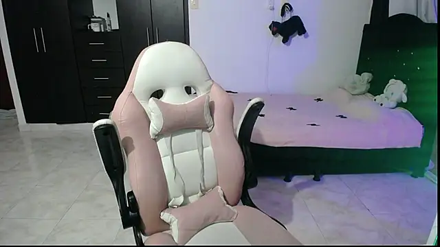 Snapshot of Elizabeth_rose02 chatting on 10-17-25, 01:42 Elizabeth rose02 online show from 10-17-25, 01:42