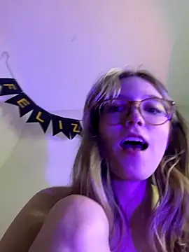 Snapshot of ReenKitty chatting on 10-11-25, 07:51 ReenKitty online show from 10-11-25, 07:51