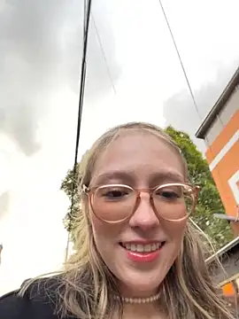 Snapshot of ReenKitty chatting on 10-25-25, 10:04 ReenKitty online show from 10-25-25, 10:04