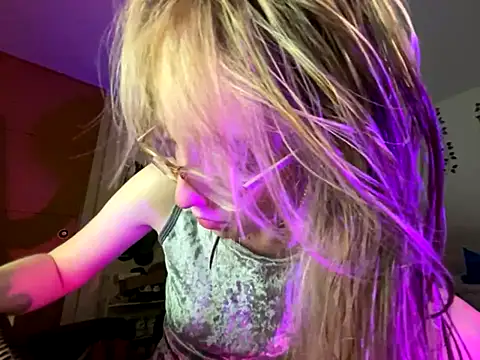 Snapshot of ReenKitty chatting on 11-12-25, 03:29 ReenKitty online show from 11-12-25, 03:29