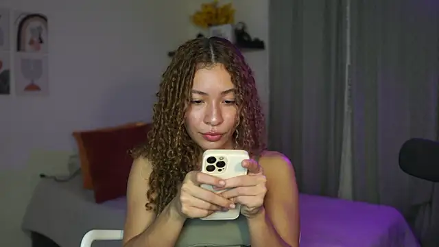 Snapshot of isabella-garcia- chatting on 09-20-25, 12:55 isabella-garcia- online show from 09-20-25, 12:55