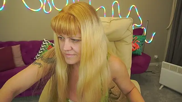 BellaLaPetit online show from 10-24-25, 01:40