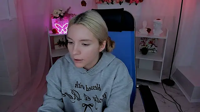 Snapshot of AuroraWrenfield chatting on 09-09-25, 07:41 AuroraWrenfield online show from 09-09-25, 07:41