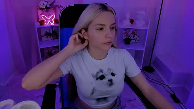 Snapshot of AuroraWrenfield chatting on 09-15-25, 04:40 AuroraWrenfield online show from 09-15-25, 04:40