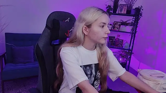 Snapshot of AuroraWrenfield chatting on 09-17-25, 10:39 AuroraWrenfield online show from 09-17-25, 10:39