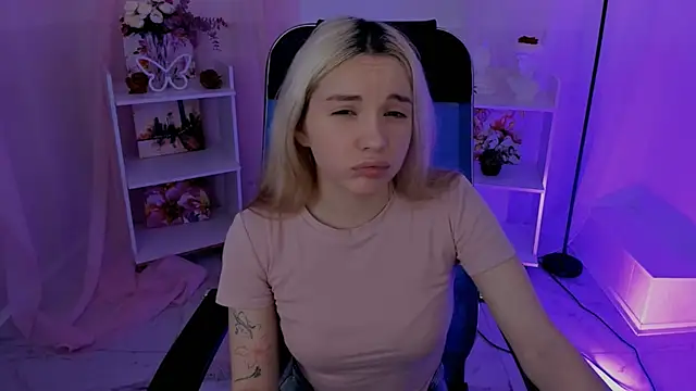 Snapshot of AuroraWrenfield chatting on 09-29-25, 04:39 AuroraWrenfield online show from 09-29-25, 04:39