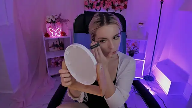 Snapshot of AuroraWrenfield chatting on 10-08-25, 04:43 AuroraWrenfield online show from 10-08-25, 04:43