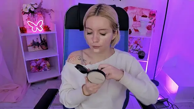 Snapshot of AuroraWrenfield chatting on 11-13-25, 04:33 AuroraWrenfield online show from 11-13-25, 04:33