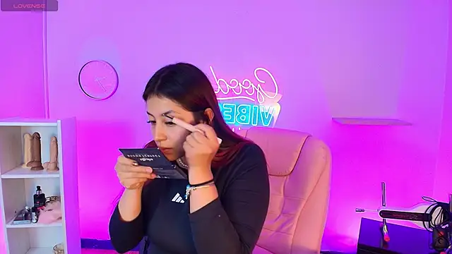 Snapshot of Aphriil__ chatting on 10-20-25, 09:15 Aphriil online show from 10-20-25, 09:15