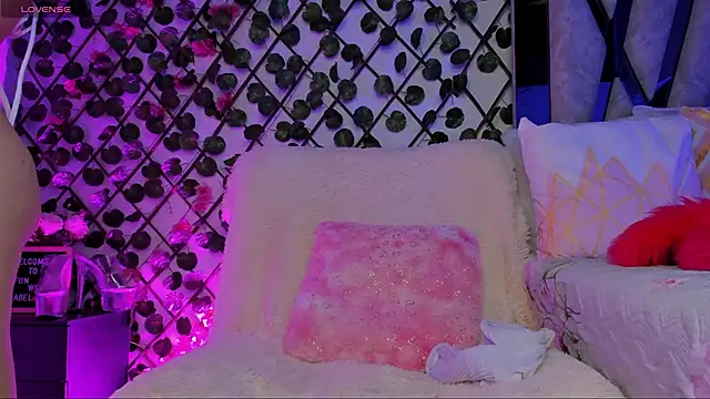 Snapshot of isabel_jaames chatting on 10-01-25, 07:20 isabel jaames online show from 10-01-25, 07:20