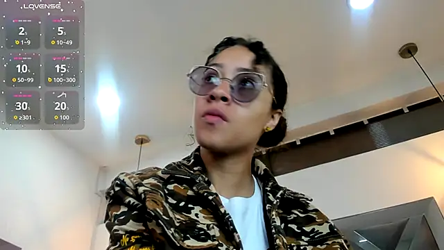 Hanna Cornee  online show from 10-17-25, 01:35