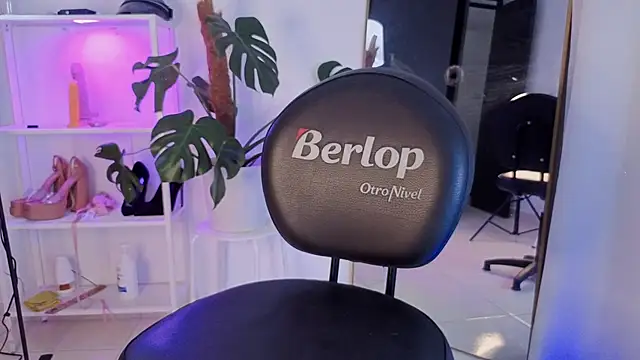 Snapshot of VickyGrey chatting on 11-18-25, 06:45 VickyGrey online show from 11-18-25, 06:45