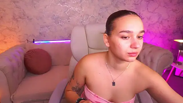 Snapshot of UrMuseOn chatting on 10-28-25, 07:56 UrMuseOn online show from 10-28-25, 07:56