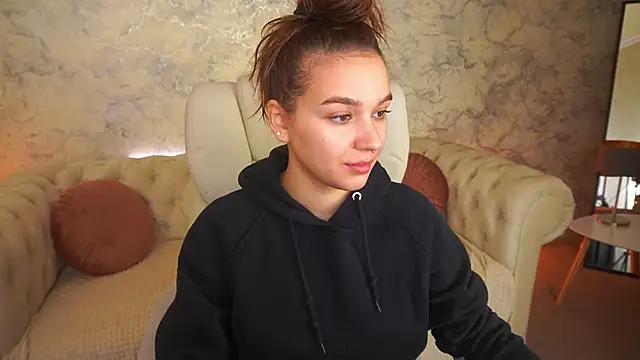 Snapshot of UrMuseOn chatting on 11-22-25, 08:24 UrMuseOn online show from 11-22-25, 08:24