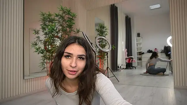 Snapshot of EmmaBlanco chatting on 10-17-25, 07:05 EmmaBlanco online show from 10-17-25, 07:05