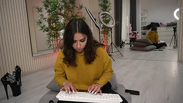 Snapshot of EmmaBlanco chatting on 10-18-25, 06:41 EmmaBlanco online show from 10-18-25, 06:41