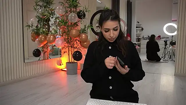 Snapshot of EmmaBlanco chatting on 11-14-25, 08:18 EmmaBlanco online show from 11-14-25, 08:18