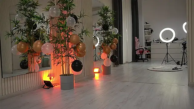 Snapshot of EmmaBlanco chatting on 11-24-25, 08:19 EmmaBlanco online show from 11-24-25, 08:19