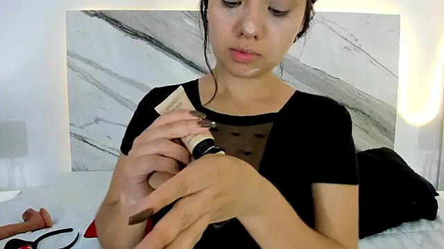 thamiina  online show from 10-22-25, 07:02