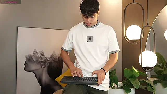 Snapshot of Ethan_occonor chatting on 10-21-25, 12:17 Ethan occonor online show from 10-21-25, 12:17