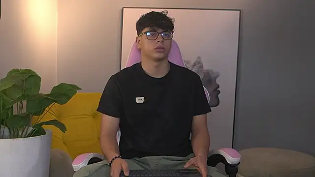 Snapshot of Ethan_occonor chatting on 11-08-25, 12:27 Ethan occonor online show from 11-08-25, 12:27