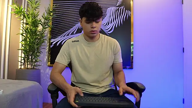 Snapshot of Ethan_occonor chatting on 11-13-25, 12:48 Ethan occonor online show from 11-13-25, 12:48