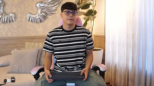 Snapshot of Ethan_occonor chatting on 12-03-25, 12:25 Ethan occonor online show from 12-03-25, 12:25