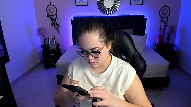 LolaVillalobos online show from 05-13-26, 01:41