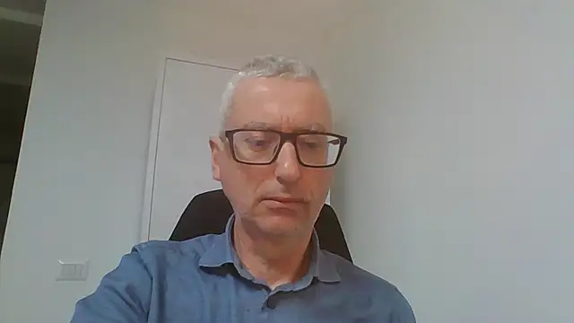 Snapshot of Sensor2000 chatting on 04-17-26, 10:18 Sensor2000 online show from 04-17-26, 10:18