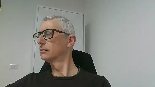 Snapshot of Sensor2000 chatting on 05-05-26, 01:30 Sensor2000 online show from 05-05-26, 01:30