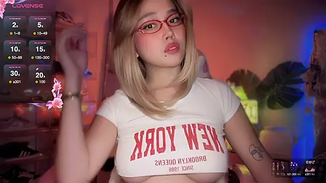 Snapshot of SarasayTS chatting on 09-25-25, 04:54 SarasayTS online show from 09-25-25, 04:54