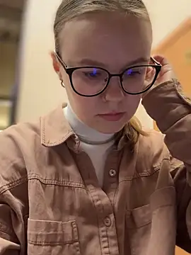 Snapshot of _CherryBloom_ chatting on 10-06-25, 06:22 CherryBloom online show from 10-06-25, 06:22