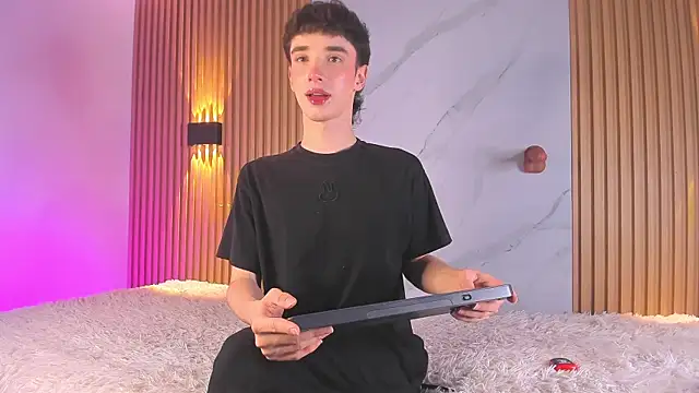 Snapshot of austin_rouse chatting on 10-21-25, 07:36 austin rouse online show from 10-21-25, 07:36