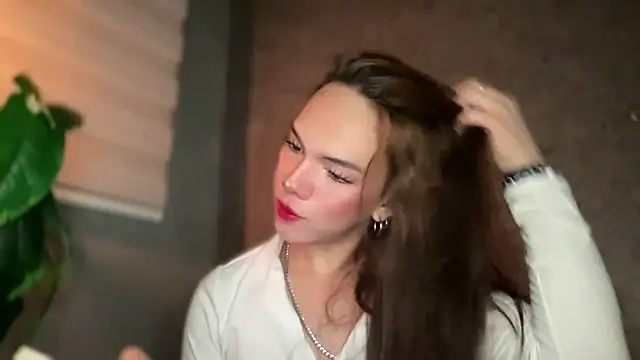 Snapshot of Misselliefayexxx chatting on 12-20-25, 08:54 Misselliefayexxx online show from 12-20-25, 08:54