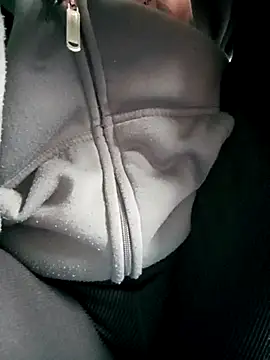 Snapshot of Yoo_j chatting on 11-17-25, 02:39 Yoo j online show from 11-17-25, 02:39